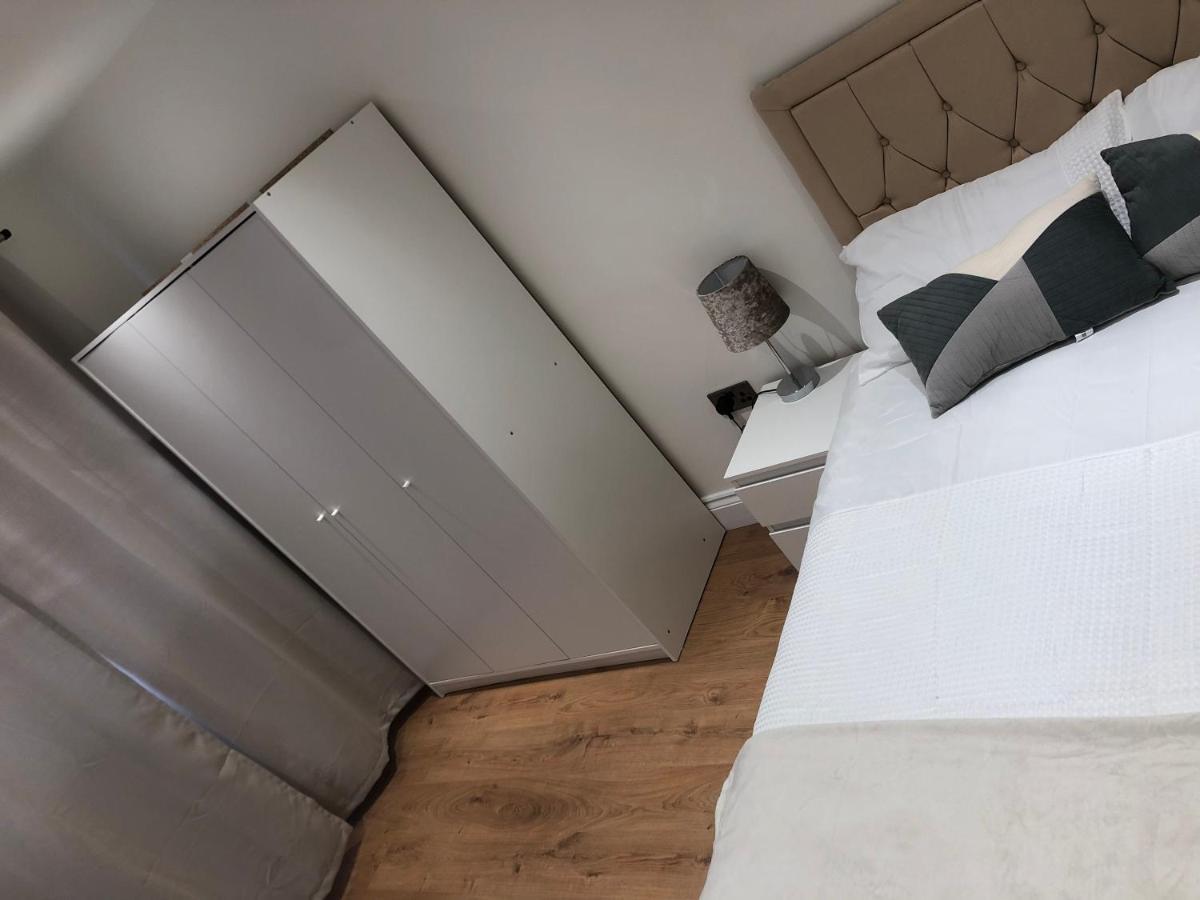 5 Bedroom House In Орпингтън Екстериор снимка